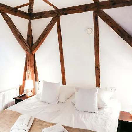 Oda ve Kahvaltı Red By Columbus