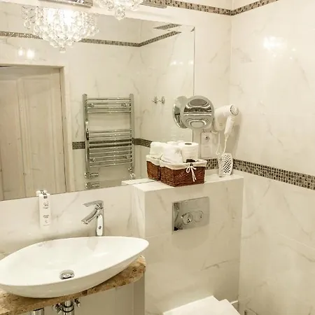 Bed & Breakfast Red By Columbus