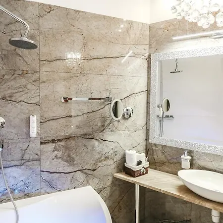 Bed & Breakfast Red By Columbus