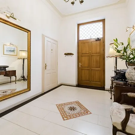 Bed & Breakfast Red By Columbus