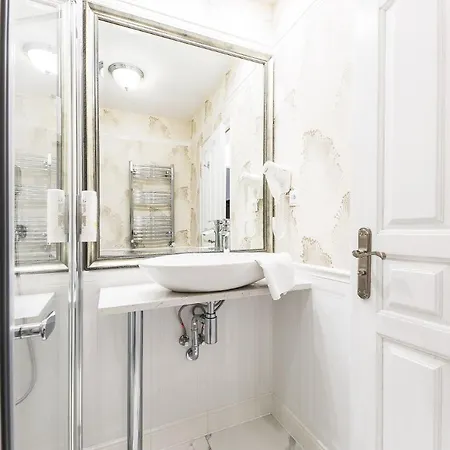 Red By Columbus Bed & Breakfast 4*